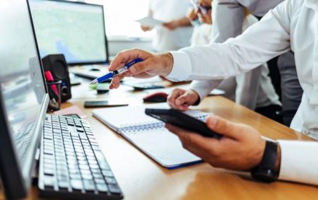 _yuter_telefon_ofis_obgovorennya_biznes_podatki_gettyimages_1408008233_867be7990196e0677aa88a70328219_26.08.26