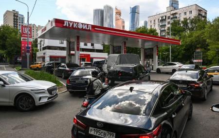 _zapravka_lukoyl_cherga__moskva_rosiya_gettyimages_2282553326_aba4792e2fbfa037391a91718c835b_19.08.26