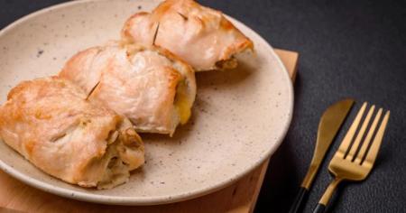 Курячі рулетики з сиром помідорами та болгарським перцем: рецепт ефектної гарячої страви