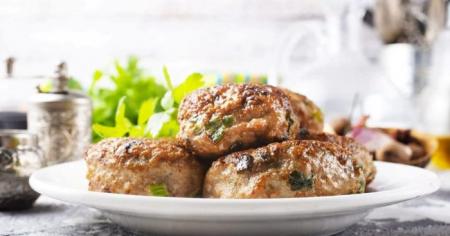 Припиніть псувати котлети: три помилки у приготуванні роблять їх дубовими