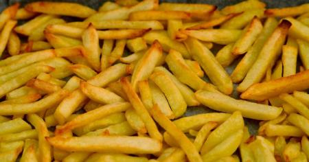 Смажимо картоплю без прилипання: простий трюк з льодом, який зробить вашу страву досконалою