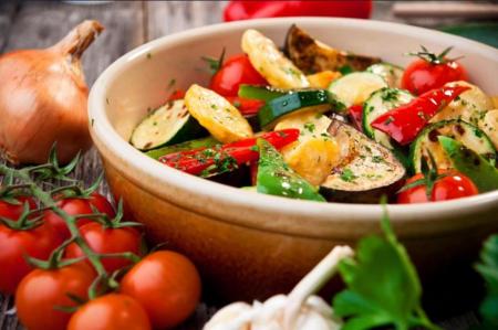 У 4 шеф-кухарів запитали, як смачно запекти овочі: усі дали однакові відповіді