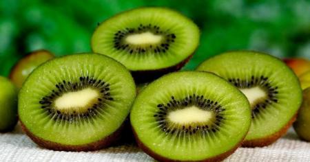 Цей зимовий фрукт треба їсти у певний час доби — і ось чому