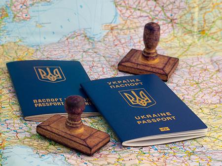 Украинцы боятся потерять безвиз из-за Конституционного суда