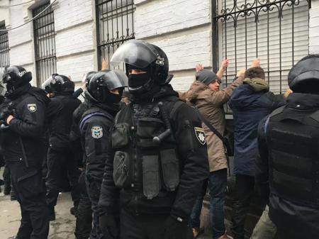 Кто заказал Катю Гандзюк: спецназ Авакова избил активистов, охрана Порошенко порвала плакат