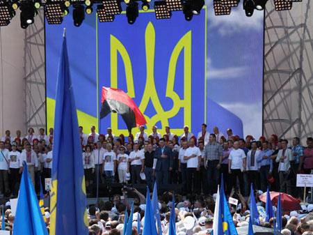 Украина встала: лозунги, песни и кровь субботних митингов