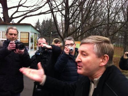 Ахметов вышел к митингующим под его домом в Донецке