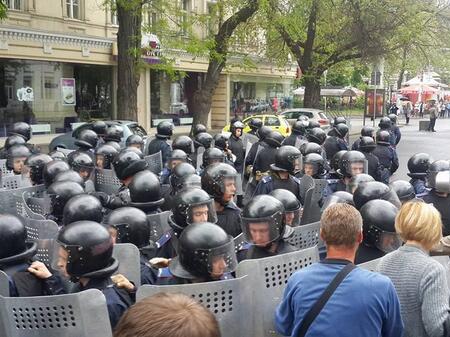 Одесские сепаратисты штурмуют здание горуправления милиции