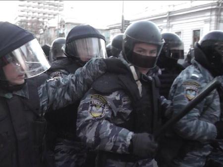 Мало не покажется: чем грозит введение в Украине чрезвычайного положения