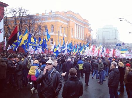 Количество участников народного вече в парке Шевченко стремительно растет