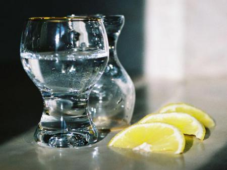 Фактор водки: украинцы все больше пьют нелегального алкоголя