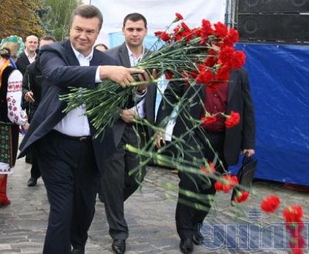 Yanukovichflouers