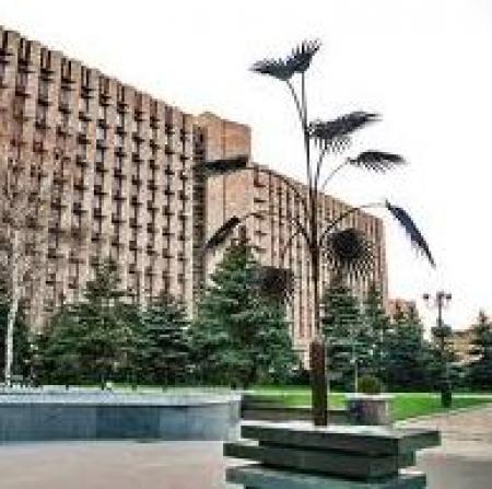 Обманутые вкладчики пытаются прорваться в Донецкую ОГА