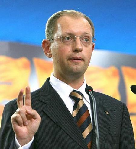 Яценюк исключил из своей партии двоих депутатов 