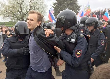 В Петербурге задержаны около 900 протестующих, в Москве - около 750 