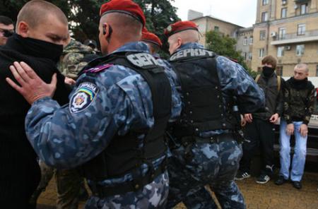 «Беркут» штурмует митингующих под Украинским домом