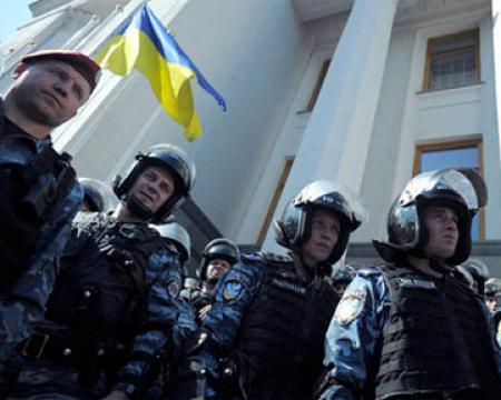 «Беркут» разгоняет сторонников украинского языка слезоточивым газом