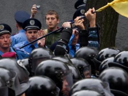Под Украинским домом снова стычки между «Беркутом» и митингующими