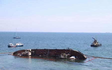 В Одессе начинается финальная стадия поднятия танкера Delfi