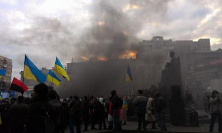 Евромайдан в Харькове забросали петардами, неизвестные «заминировали» храм