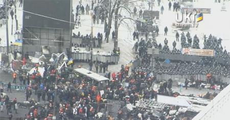 Силовики перегруппировываются и оттесняют митингующих