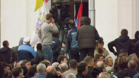 Сепаратисты в Луганске взяли штурмом здание ОГА