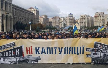 На Майдане проходит вече против 