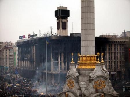 На Майдане почтили память героев «Небесной сотни», баррикады будут убирать