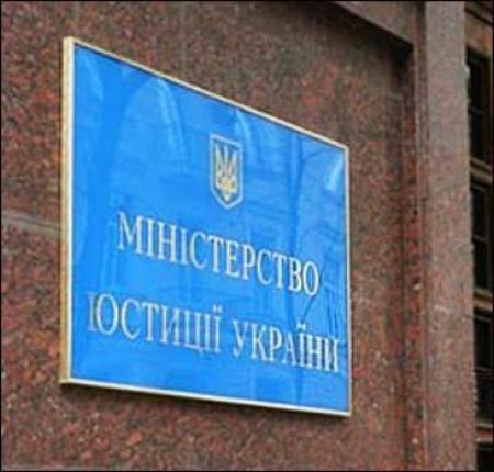 Петренко утверждает, что увольнять Яценюка до сентября нельзя