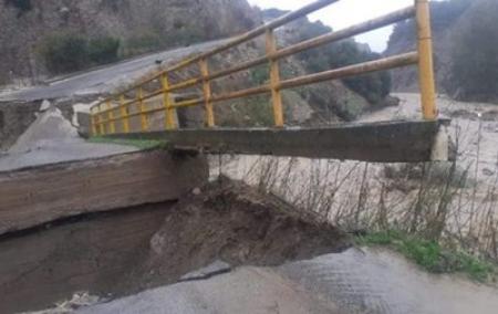 В Италии из-за наводнения рухнул автомобильный мост