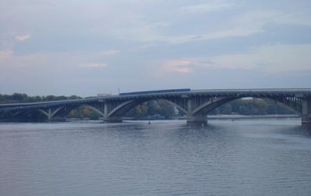 В Киеве перекроют движение на мосту Метро