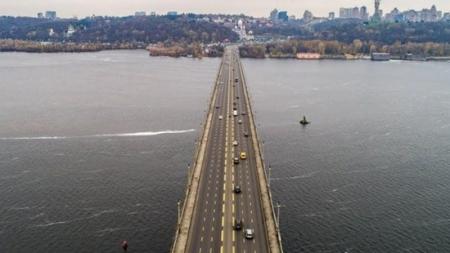 В Киеве на мосту Патона запретили проезд грузовикам