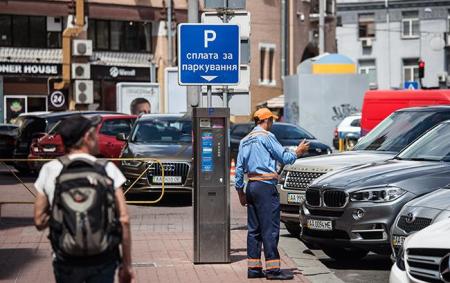 В Киеве начали эвакуировать автомобили за нарушение правил парковки
