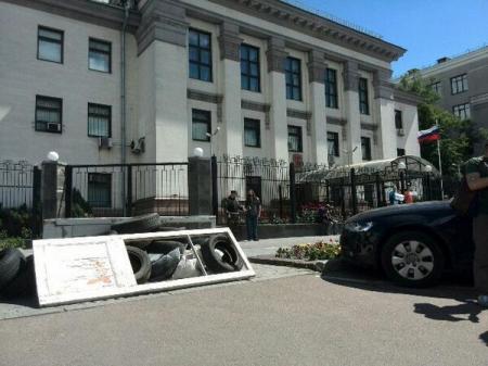Киевляне пикетируют посольство РФ – принесли шины и «коктейли Молотова»