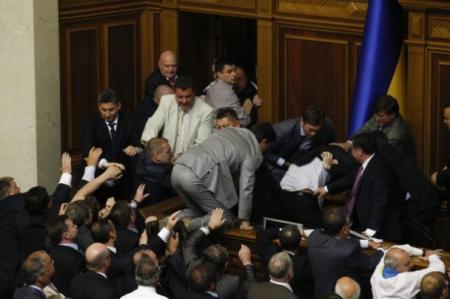 В Раде снова неспокойно: в зале подрались депутаты