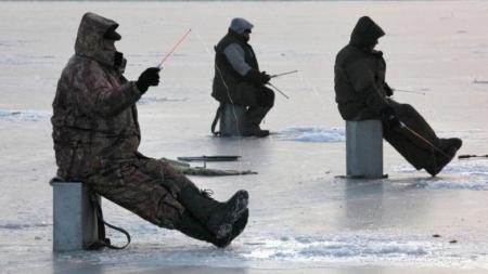 Спасатели призвали ярых рыбаков не выходить на лед