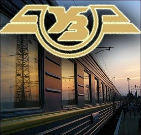 Азаров требует дополнительных поездов на праздники