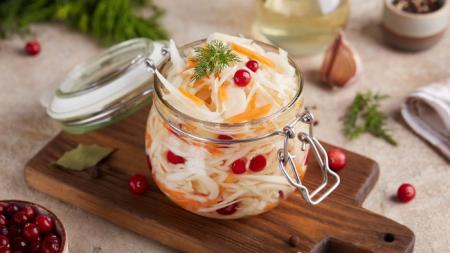 Так ви ще не квасили капусту: додайте до рецепта один інгредієнт — смак здивує