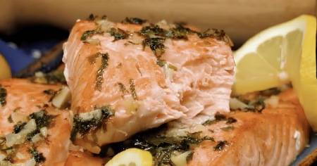 Смажений лосось у часниково-лимонному соусі: напрочуд простий рецепт смачної страви