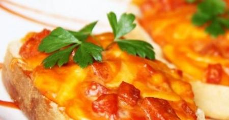 Гарячі бутерброди з ковбасою і сиром в духовці: це дуже смачно