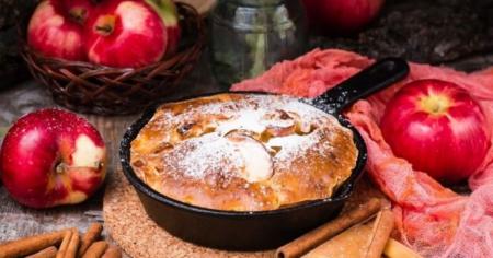 Готуємо шарлотку з яблуками на сковороді: смачний пиріг на кефірі та одному яйці