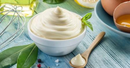 Чим замінити майонез у шубі та інших салатах: 5 здорових, смачних заправок