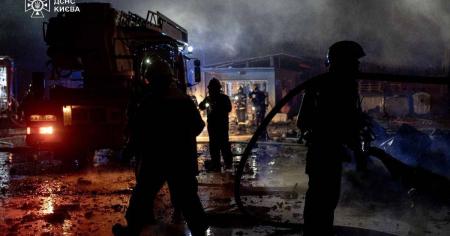 Кривава ніч у Києві: російська атака забрала життя людини, є поранені