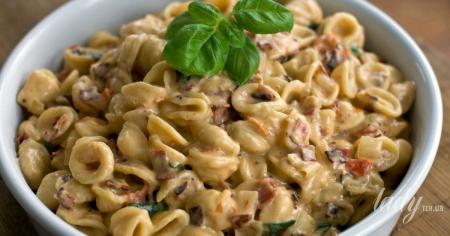 Вершкова паста з беконом та в’яленими помідорами: рецепт ідеальної вечері