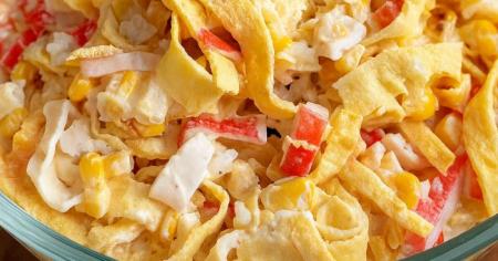 Крабовий салат зі смаженими яєчними млинцями: рецепт до святкового столу