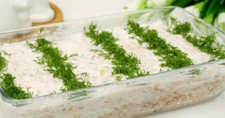 Приготуйте цей салат на Новий рік: він точно зникне з тарілок миттєво, і всі його вихвалятимуть