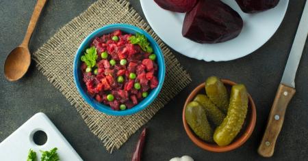 Альтернатива вінегрету: рецепт салату з буряка з солоними огірками та горошком