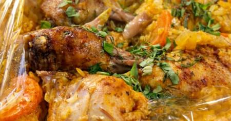 Як легко та без зайвого клопоту приготувати рис із курячими стегнами у рукаві