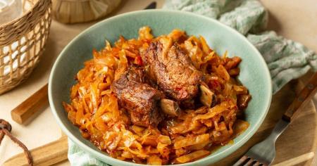 Тушкована капуста зі свинячими ребрами: рецепт популярної страви