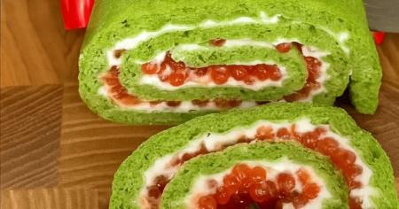 Шпинатний рулет з крем-сиром та ікрою: рецепт яскравої закуски, яка прикрасить будь-який стіл